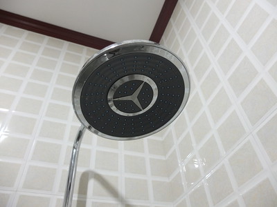 Der Benz unter den Duschen